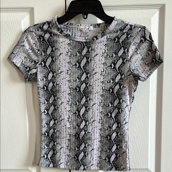 Like New, Love Streak, Women's, Snakeskin Print Short Sleeve Top - Picture 1 of 4